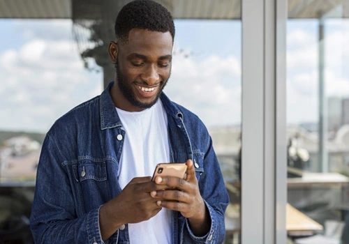 Homem mexendo no celular para ilustrar texto sobre internet sem fio em celulares