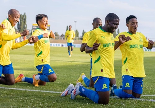 Jogadores do Mamelodi Sundowns FC comemoram gol