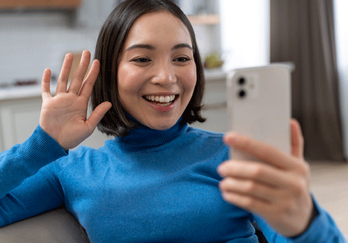 mulher conversando com celular por meio do apps de bate papo